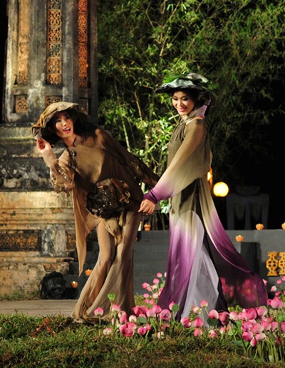 Thùy Dung, Ngọc Hân thướt tha áo dài Quỳnh Paris tại Huế - 2 Thùy Dung, Ngọc Hân thướt tha áo dài Quỳnh Paris tại Huế