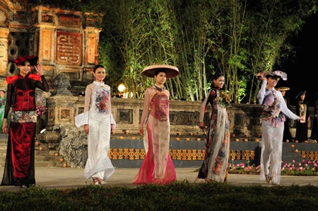 Thùy Dung, Ngọc Hân thướt tha áo dài Quỳnh Paris tại Huế - 3 Thùy Dung, Ngọc Hân thướt tha áo dài Quỳnh Paris tại Huế