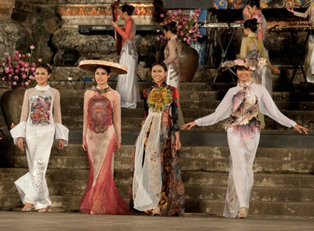 Thùy Dung, Ngọc Hân thướt tha áo dài Quỳnh Paris tại Huế - 5 Thùy Dung, Ngọc Hân thướt tha áo dài Quỳnh Paris tại Huế