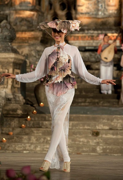 Thùy Dung, Ngọc Hân thướt tha áo dài Quỳnh Paris tại Huế - 7 Thùy Dung, Ngọc Hân thướt tha áo dài Quỳnh Paris tại Huế