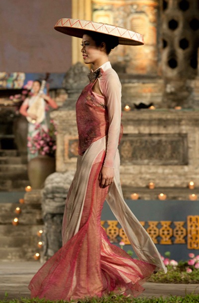 Thùy Dung, Ngọc Hân thướt tha áo dài Quỳnh Paris tại Huế - 10 Thùy Dung, Ngọc Hân thướt tha áo dài Quỳnh Paris tại Huế