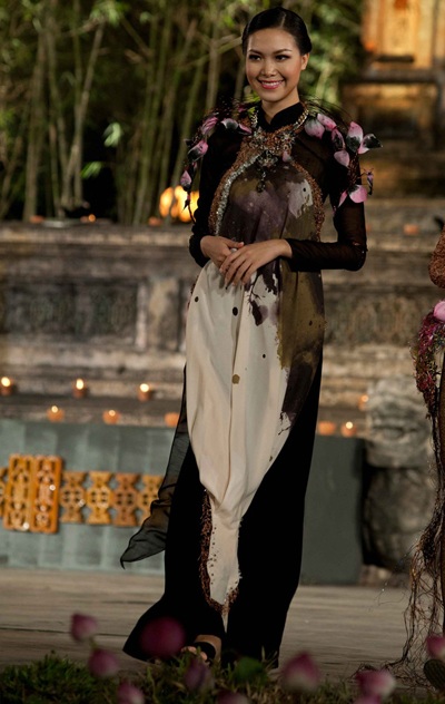 Thùy Dung, Ngọc Hân thướt tha áo dài Quỳnh Paris tại Huế - 12 Thùy Dung, Ngọc Hân thướt tha áo dài Quỳnh Paris tại Huế