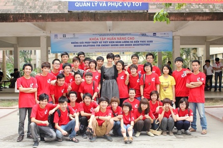 Hoàng Thùy về thăm Đại học Kiến trúc - 2 Hoàng Thùy về thăm Đại học Kiến trúc