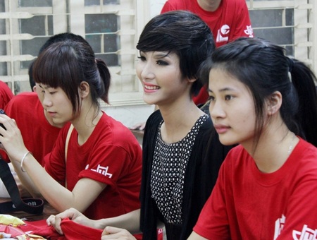 Hoàng Thùy về thăm Đại học Kiến trúc - 4 Hoàng Thùy về thăm Đại học Kiến trúc