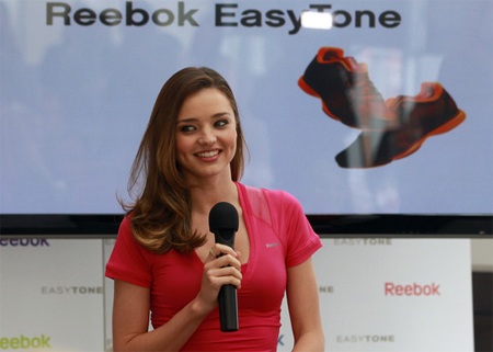 Miranda Kerr gây ngỡ ngàng với khả năng uốn dẻo