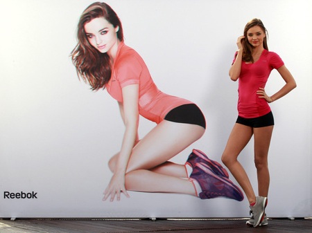 Miranda Kerr gây ngỡ ngàng với khả năng uốn dẻo