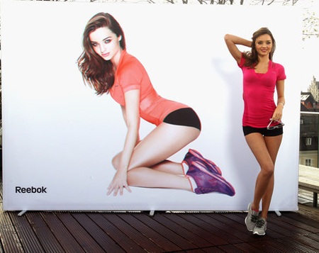 Miranda Kerr gây ngỡ ngàng với khả năng uốn dẻo