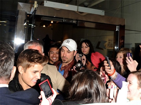 Vòng quanh thế giới giải trí ngày 25/4