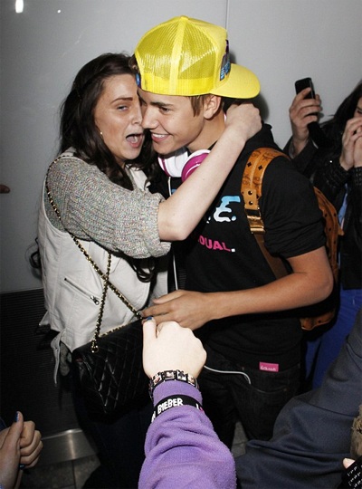 Hỗn loạn tại sân bay vì Justin Bieber - 1 Hỗn loạn tại sân bay vì Justin Bieber