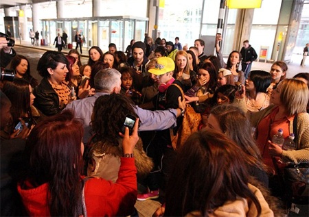 Hỗn loạn tại sân bay vì Justin Bieber - 2 Hỗn loạn tại sân bay vì Justin Bieber