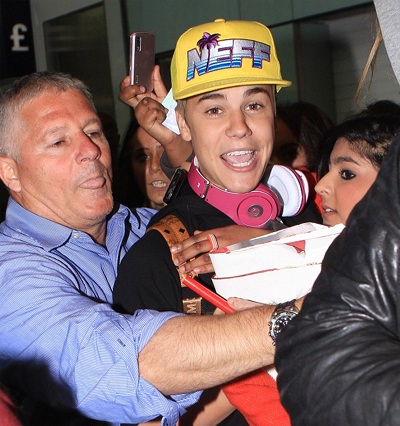 Hỗn loạn tại sân bay vì Justin Bieber - 3 Hỗn loạn tại sân bay vì Justin Bieber