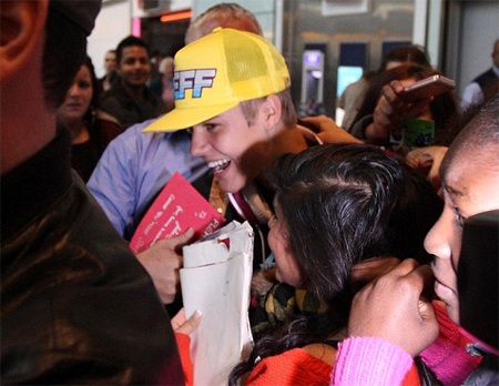 Hỗn loạn tại sân bay vì Justin Bieber - 8 Hỗn loạn tại sân bay vì Justin Bieber