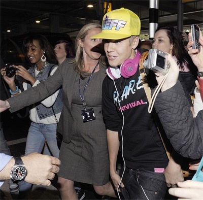 Hỗn loạn tại sân bay vì Justin Bieber - 9 Hỗn loạn tại sân bay vì Justin Bieber