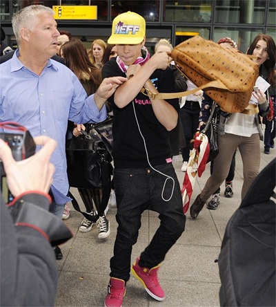 Hỗn loạn tại sân bay vì Justin Bieber - 10 Hỗn loạn tại sân bay vì Justin Bieber