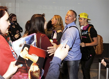 Hỗn loạn tại sân bay vì Justin Bieber - 11 Hỗn loạn tại sân bay vì Justin Bieber