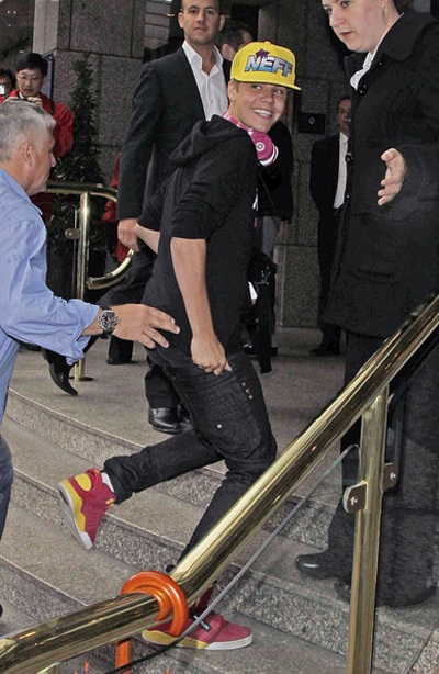 Hỗn loạn tại sân bay vì Justin Bieber - 14 Hỗn loạn tại sân bay vì Justin Bieber