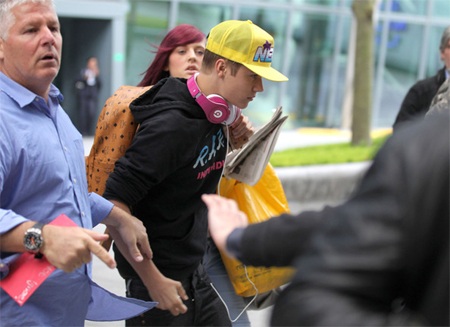 Hỗn loạn tại sân bay vì Justin Bieber - 13 Hỗn loạn tại sân bay vì Justin Bieber