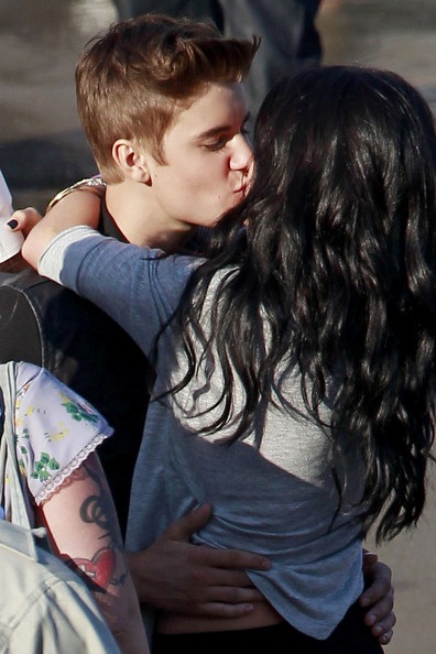 Justin Bieber tình tứ ôm hôn Selena Gomez - 2 Justin Bieber tình tứ ôm hôn Selena Gomez
