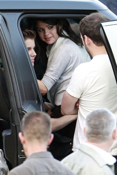 Justin Bieber tình tứ ôm hôn Selena Gomez - 3 Justin Bieber tình tứ ôm hôn Selena Gomez