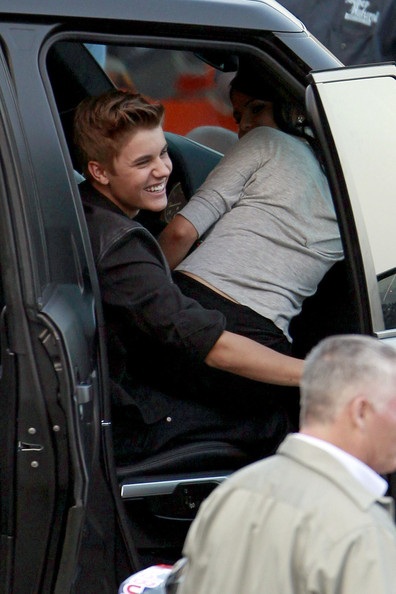 Justin Bieber tình tứ ôm hôn Selena Gomez - 5 Justin Bieber tình tứ ôm hôn Selena Gomez