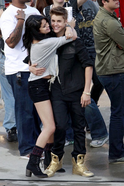 Justin Bieber tình tứ ôm hôn Selena Gomez - 6 Justin Bieber tình tứ ôm hôn Selena Gomez