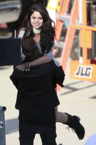 Justin Bieber tình tứ ôm hôn Selena Gomez - 9 Justin Bieber tình tứ ôm hôn Selena Gomez