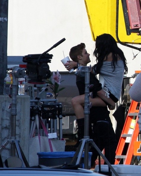 Justin Bieber tình tứ ôm hôn Selena Gomez - 10 Justin Bieber tình tứ ôm hôn Selena Gomez