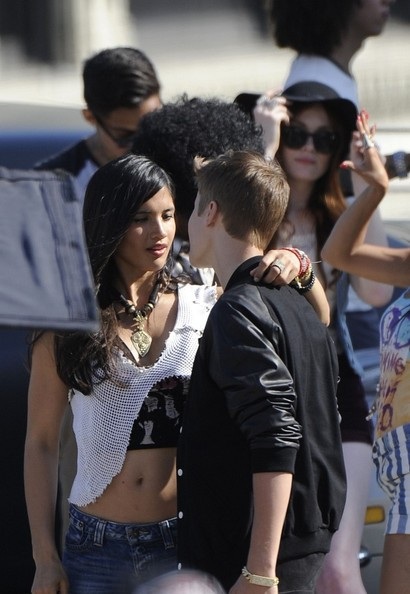 Justin Bieber tình tứ ôm hôn Selena Gomez - 15 Justin Bieber tình tứ ôm hôn Selena Gomez