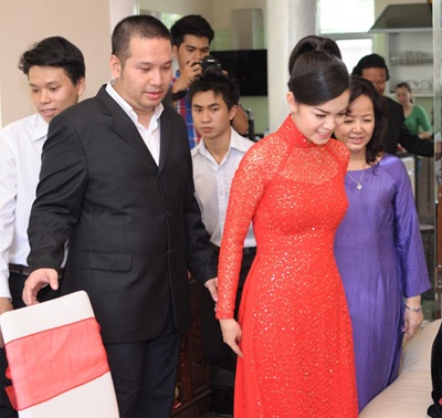 Phạm Quỳnh Anh rạng ngời trong lễ ăn hỏi - 3 Phạm Quỳnh Anh rạng ngời trong lễ ăn hỏi