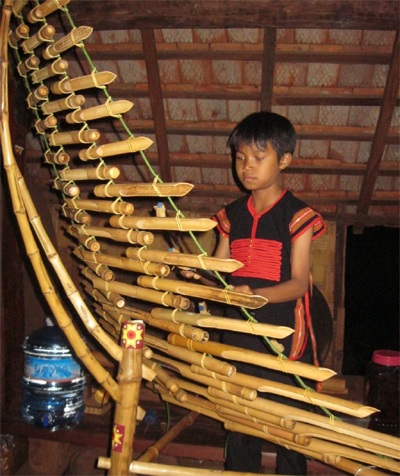 Cậu bé Ê-đê thành thạo 7 loại nhạc cụ dân tộc - 1 Cậu bé Ê-đê thành thạo 7 loại nhạc cụ dân tộc