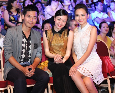 Sau váy voan gây tranh cãi, Khánh Thi diện áo dài - 9 Sau váy voan gây tranh cãi, Khánh Thi diện áo dài - 9