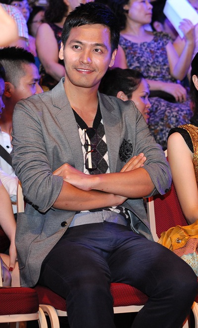 Sau váy voan gây tranh cãi, Khánh Thi diện áo dài - 11 Sau váy voan gây tranh cãi, Khánh Thi diện áo dài - 11