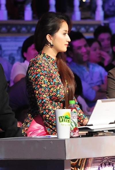 Sau váy voan gây tranh cãi, Khánh Thi diện áo dài - 6 Sau váy voan gây tranh cãi, Khánh Thi diện áo dài - 6