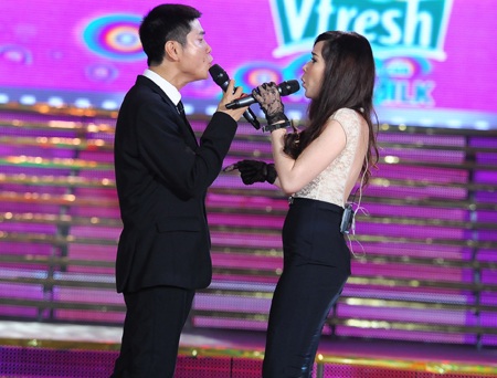 Bất ngờ với màn song ca của vợ chồng Lưu Hương Giang - Hồ Hoài Anh - 4 Bất ngờ với màn song ca của vợ chồng Lưu Hương Giang - Hồ Hoài Anh - 4