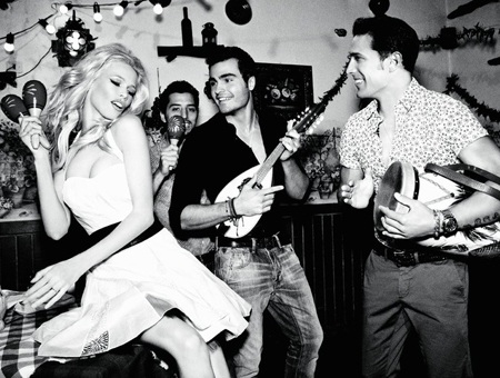 Khó tin bởi vẻ trẻ đẹp của siêu mẫu 41 tuổi Claudia Schiffer - 9 Khó tin bởi vẻ trẻ đẹp của siêu mẫu 41 tuổi Claudia Schiffer