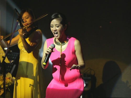 Rộ tin đồn Hồng Nhung sinh đôi ở Mỹ