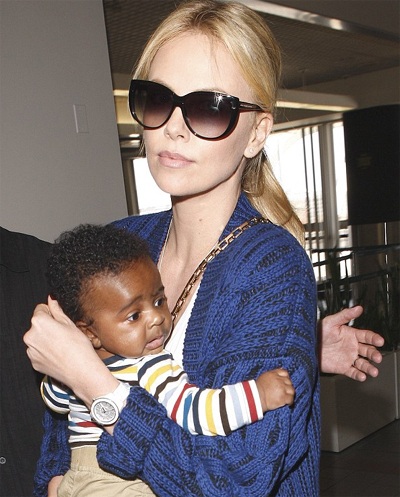 Charlize Theron lần đầu hé lộ con nuôi da màu - 1 Charlize Theron lần đầu hé lộ con nuôi da màu