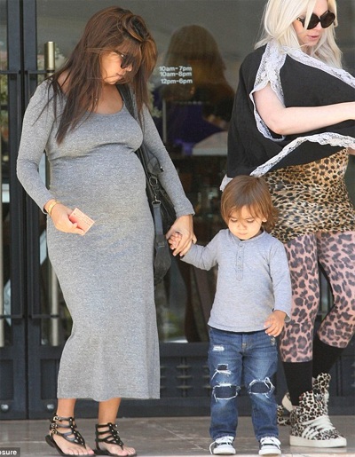 Vòng quanh thế giới giải trí ngày 6/5