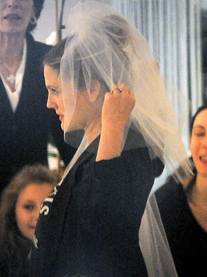 Drew Barrymore thử váy cưới - 1 Drew Barrymore thử váy cưới