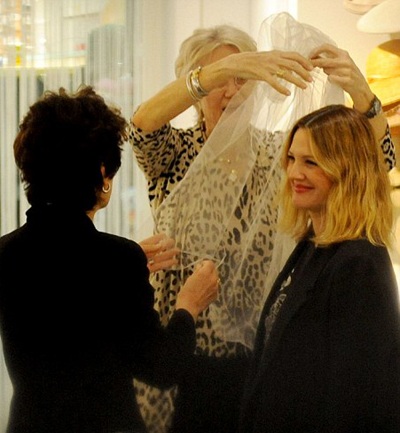 Drew Barrymore thử váy cưới - 2 Drew Barrymore thử váy cưới