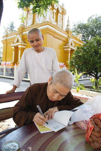 Tiếng chuông chùa Việt trên đất triệu voi - 2 Tiếng chuông chùa Việt trên đất triệu voi