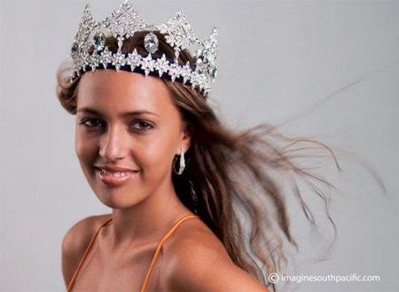 Hoa hậu bị tước ngôi vì… quá trẻ