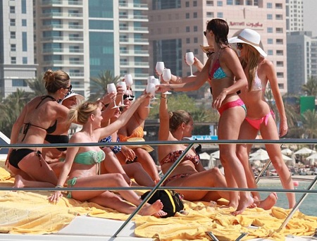 “Vòng một” phẳng, cựu Hoa hậu Anh vẫn tự tin trước ống kính máy ảnh - 6 “Vòng một” phẳng, cựu Hoa hậu Anh vẫn tự tin trước ống kính máy ảnh