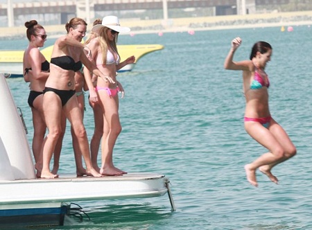 “Vòng một” phẳng, cựu Hoa hậu Anh vẫn tự tin trước ống kính máy ảnh - 9 “Vòng một” phẳng, cựu Hoa hậu Anh vẫn tự tin trước ống kính máy ảnh