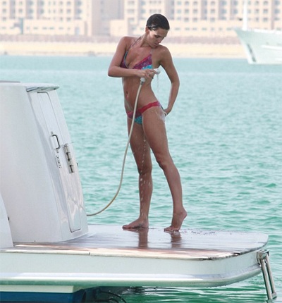 “Vòng một” phẳng, cựu Hoa hậu Anh vẫn tự tin trước ống kính máy ảnh - 10 “Vòng một” phẳng, cựu Hoa hậu Anh vẫn tự tin trước ống kính máy ảnh