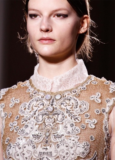 Tinh xảo họa tiết ren