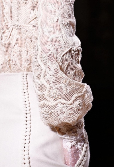 Tinh xảo họa tiết ren