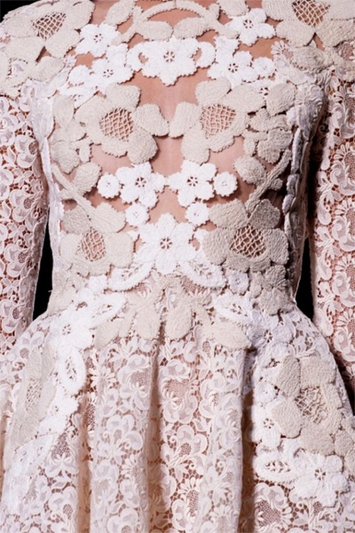 Tinh xảo họa tiết ren