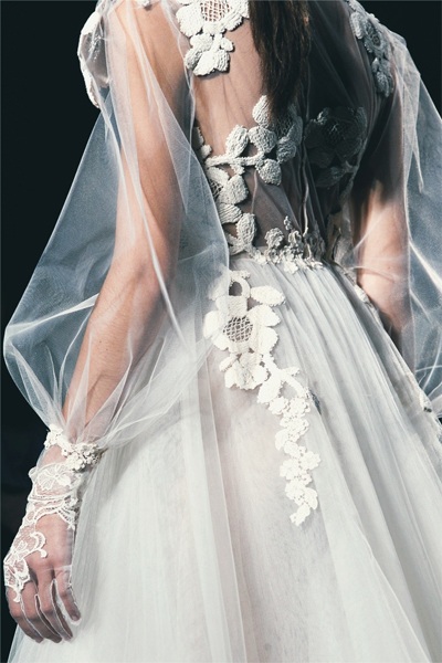 Tinh xảo họa tiết ren