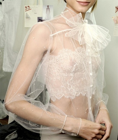 Tinh xảo họa tiết ren